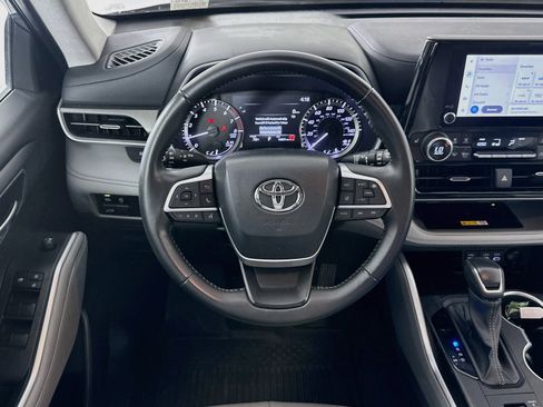 Used 2024 Toyota Highlander XLE AWD/4WD image 18