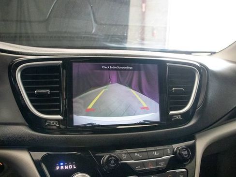 Used 2024 Chrysler Pacifica Touring-L FWD image 37