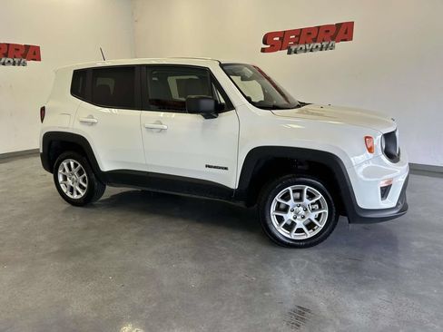 Used 2023 Jeep Renegade Latitude AWD/4WD image 2