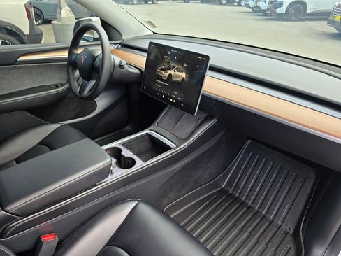 Used 2023 Tesla Model Y Performance image 10
