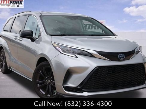 Used 2024 Toyota Sienna XSE FWD image 1