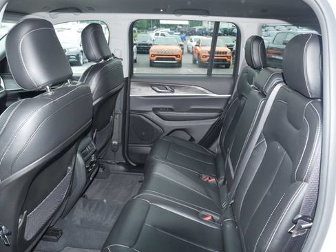 Used 2023 Jeep Grand Cherokee Limited w/ Black Appearance Package AWD/4WD image 24