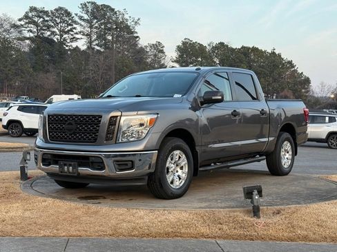 Used 2019 Nissan Titan SV w/ SV Convenience Package image 3