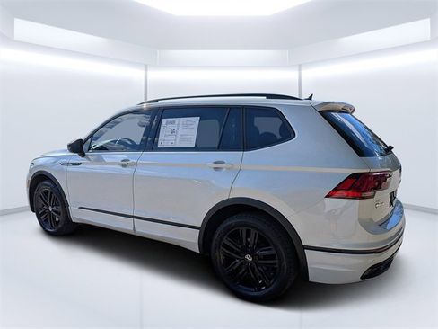 Certified 2022 Volkswagen Tiguan SE R-Line image 5