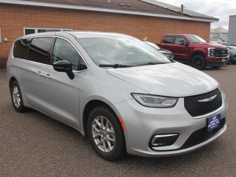 Used 2024 Chrysler Pacifica Touring-L FWD image 10