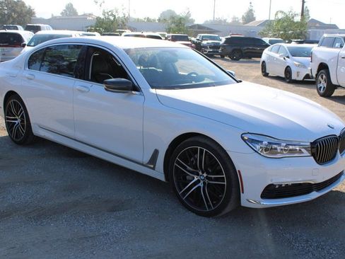 Used 2018 BMW 750i image 3
