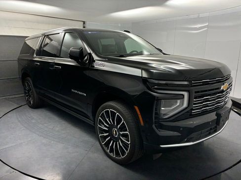 Used 2025 Chevrolet Suburban High Country AWD/4WD image 3