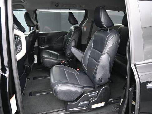 Certified 2019 Toyota Sienna SE w/ SE Preferred Package AWD/4WD image 23