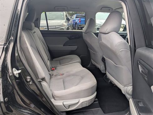 Used 2020 Toyota Highlander L image 18