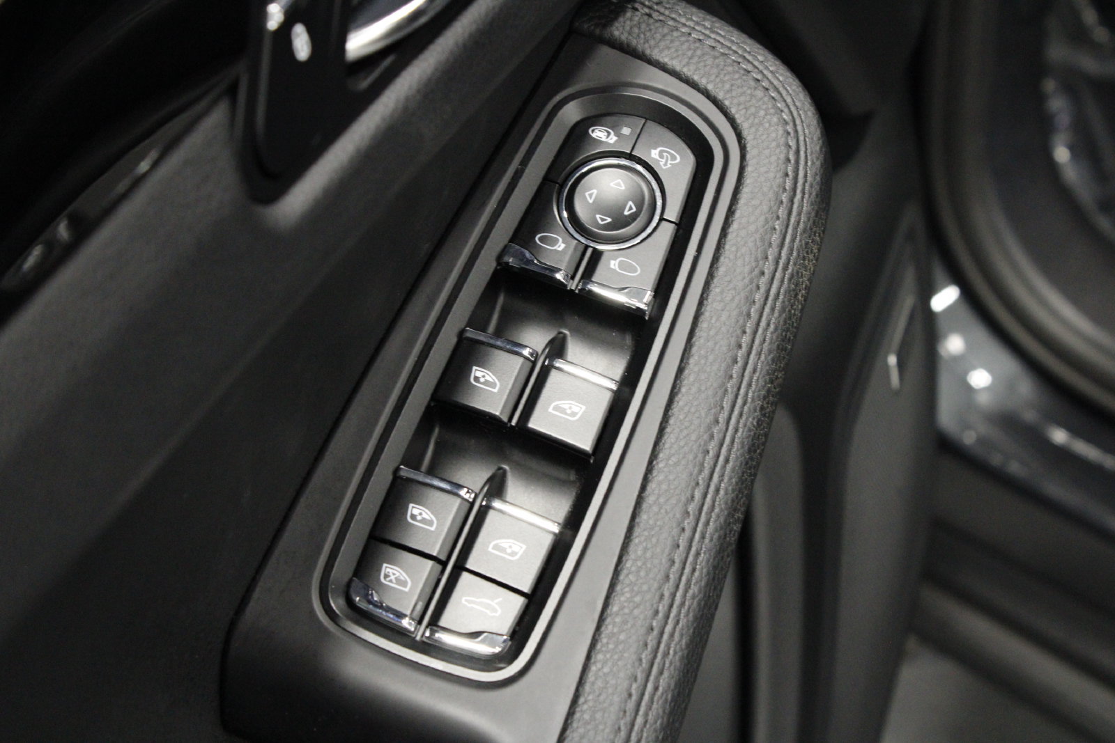 Used 2018 Porsche Macan AWD/4WD image 33