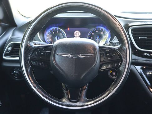Used 2019 Chrysler Pacifica Limited w/ Advanced Safetytec Group FWD image 18