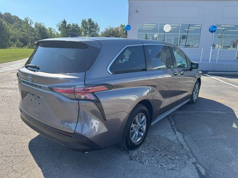 Used 2022 Toyota Sienna XLE FWD image 6