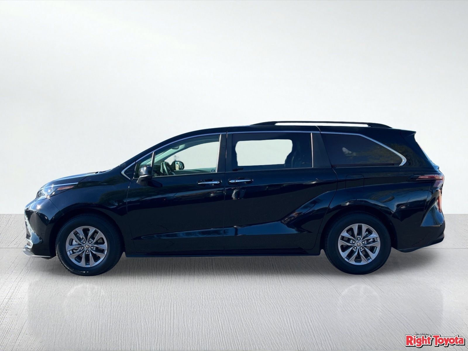 Certified 2024 Toyota Sienna XLE FWD image 4
