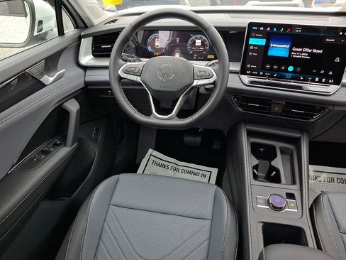 New 2025 Volkswagen Tiguan SE image 9