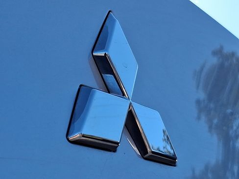 Used 2023 Mitsubishi Outlander SE image 32