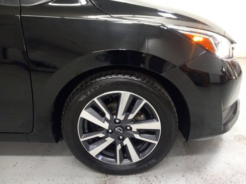 Used 2023 Nissan Versa SV image 3