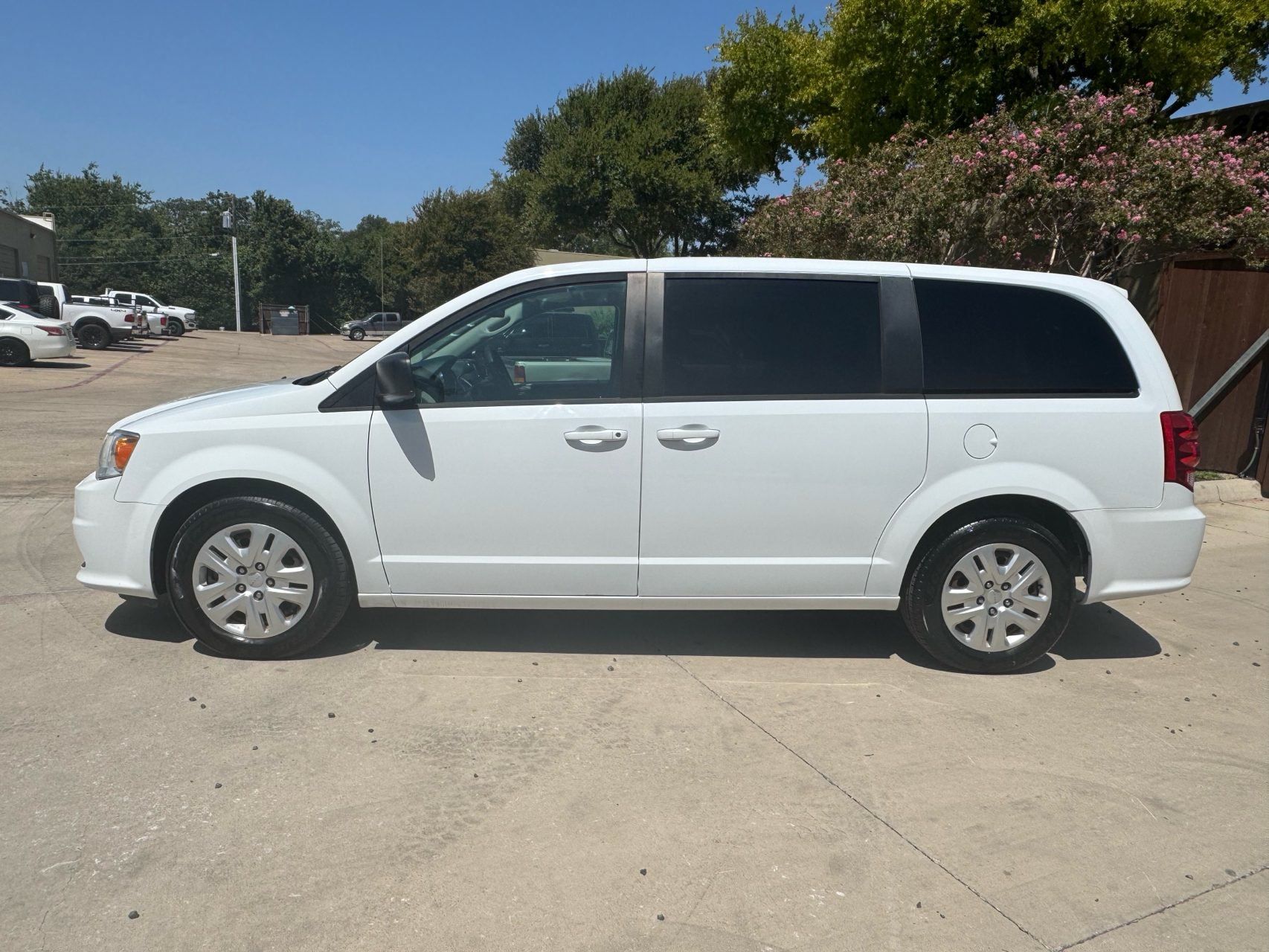 Used 2018 Dodge Grand Caravan SE w/ UConnect Hands-Free Group FWD image 4