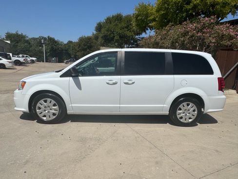 Used 2018 Dodge Grand Caravan SE w/ UConnect Hands-Free Group FWD image 4