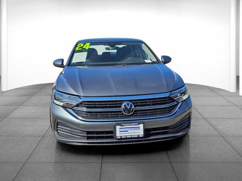 Used 2024 Volkswagen Jetta SE FWD image 2
