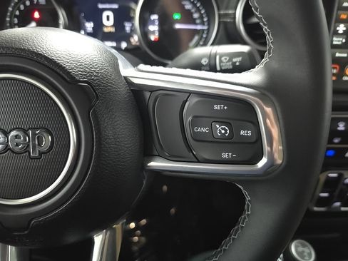 Used 2023 Jeep Wrangler Unlimited Sahara AWD/4WD image 20