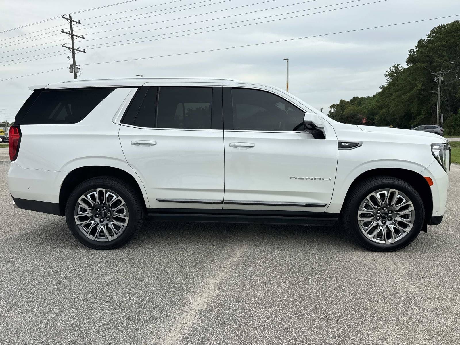 Used 2024 GMC Yukon Denali Ultimate AWD/4WD image 2