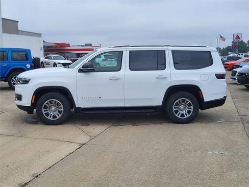 Used 2023 Jeep Wagoneer 4WD image 2