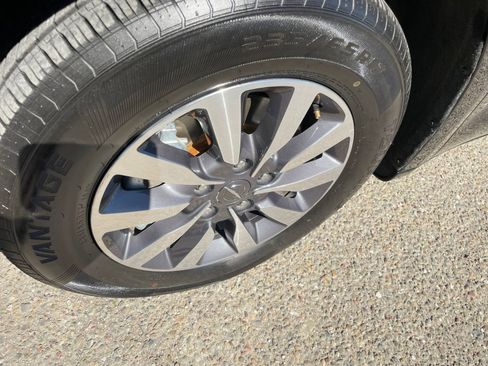 Used 2023 Chrysler Pacifica Touring-L image 33