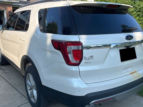 Used 2016 Ford Explorer XLT w/ Equipment Group 202A AWD/4WD image 3