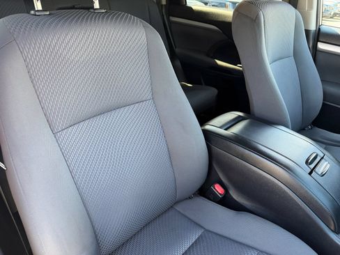 Used 2016 Toyota Highlander LE FWD image 10