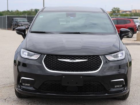Used 2025 Chrysler Pacifica Select FWD image 5