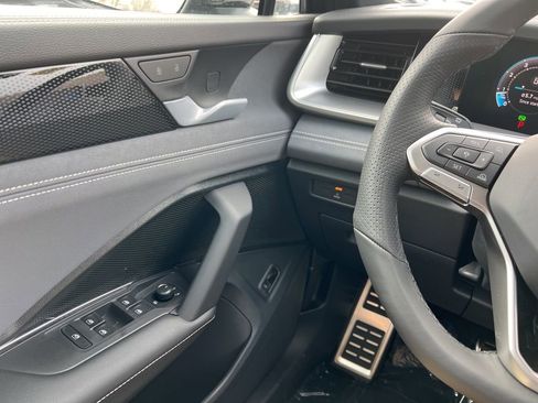 New 2026 Volkswagen Tiguan SE R-Line image 18