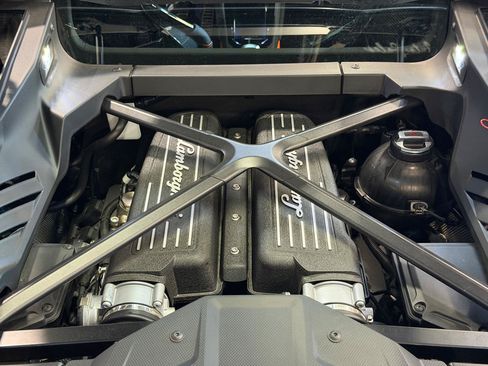 Used 2022 Lamborghini Huracan EVO RWD image 28