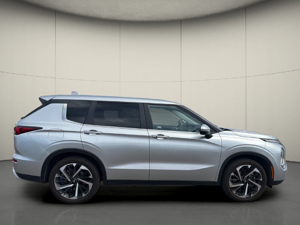Used 2024 Mitsubishi Outlander FWD image 8