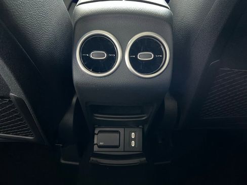 Used 2025 Mercedes-Benz GLB 250 4MATIC image 26