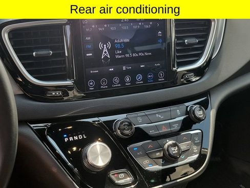Used 2018 Chrysler Pacifica Touring-L w/ Premium Audio Group FWD image 14