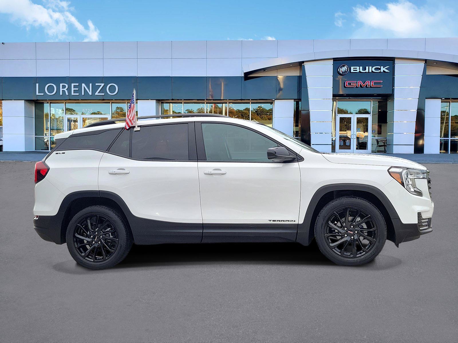 Used 2024 GMC Terrain SLE w/ Driver Convenience Package FWD image 4