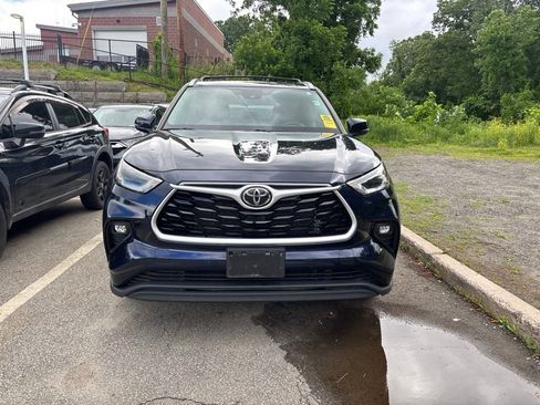 Used 2022 Toyota Highlander XLE AWD/4WD image 2
