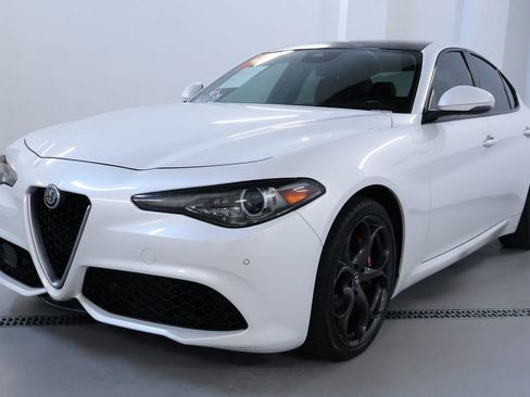 Used 2018 Alfa Romeo Giulia Ti Sport w/ Quick Order Package 22S Sport AWD/4WD image 3