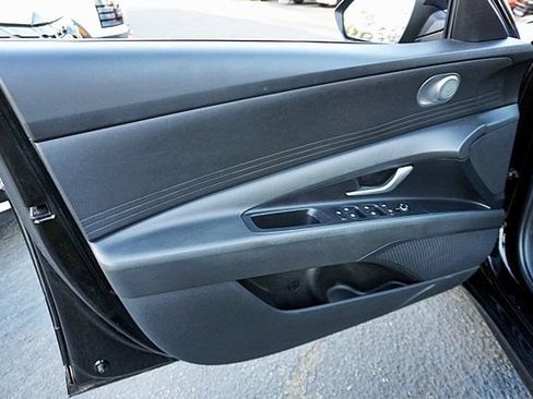 Certified 2025 Hyundai Elantra SE FWD image 31