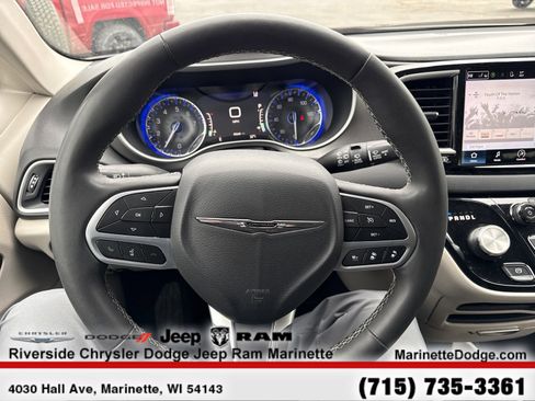 Used 2023 Chrysler Pacifica Touring-L image 21
