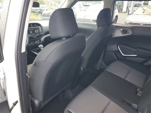 Used 2022 Kia Soul LX image 9