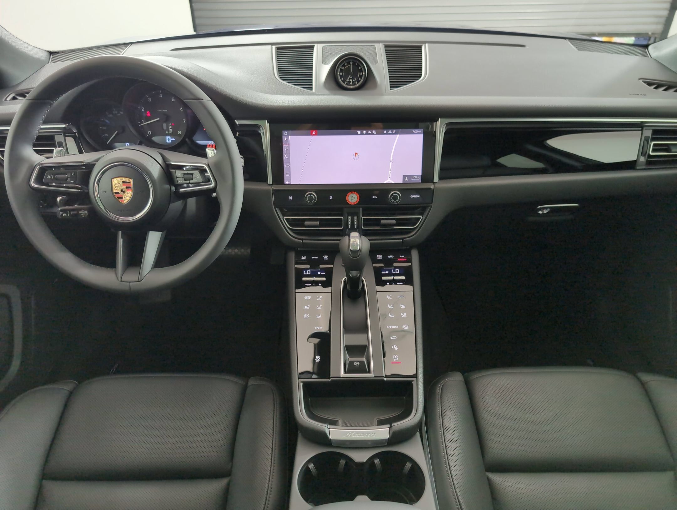 Certified 2025 Porsche Macan AWD/4WD image 21