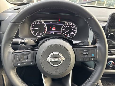 Used 2025 Nissan Pathfinder SL w/ Black Appearance Package FWD image 14