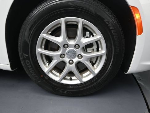 Used 2024 Chrysler Pacifica Touring-L FWD image 6