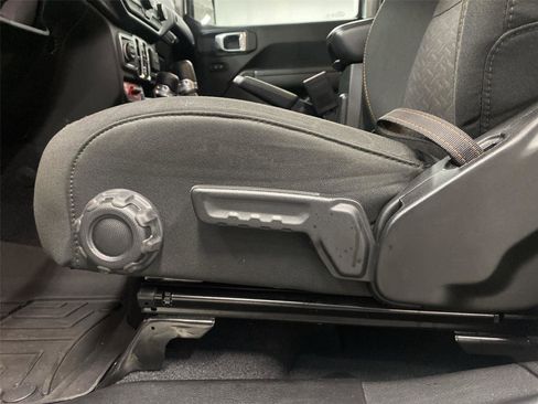 Used 2023 Jeep Gladiator Mojave w/ Cold Weather Group image 18