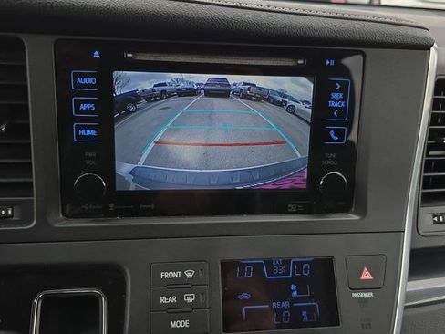 Used 2017 Toyota Sienna SE w/ SE Preferred Package image 24