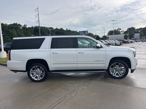 Used 2020 GMC Yukon XL SLT w/ Premium Edition image 10