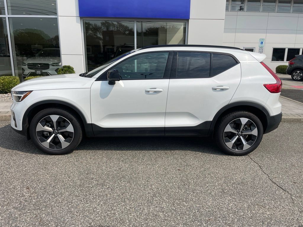 Used 2025 Volvo XC40 B5 Plus AWD/4WD image 2