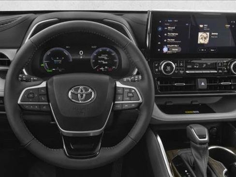 Used 2025 Toyota Highlander Platinum image 3