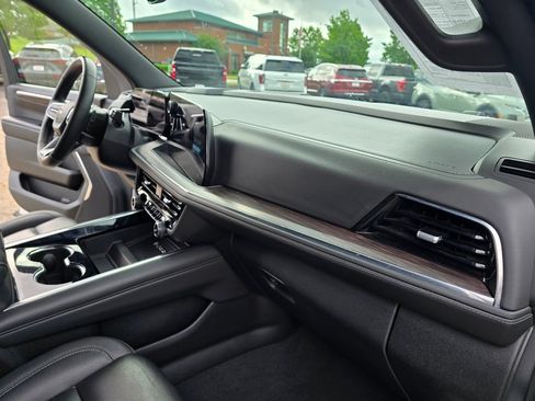 Used 2025 Chevrolet Tahoe LT RWD image 12